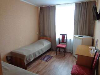 Гостиница Кавказ Кропоткин Стандартный двухместный номер с 2 отдельными кроватями-2